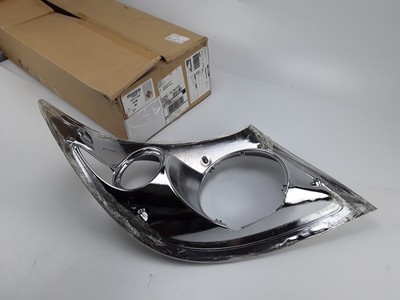 GENUINE INTERNATIONAL NAVISTAR 2589889C1 BEZEL HEAD LIGHT LEFT LH 
