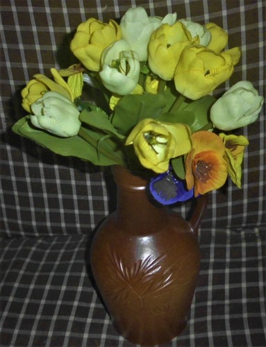 Braune Vase aus Keramik mit künstlichen Blumenstrauß Tulpen Stiefmütterchen - Bild 2 von 4