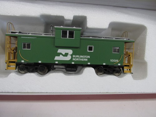 ATLAS # 1901-4 ~ BURLINGTON NORTH EV CABOOSE # 10586 ~ ESCALA HO | Condition: New