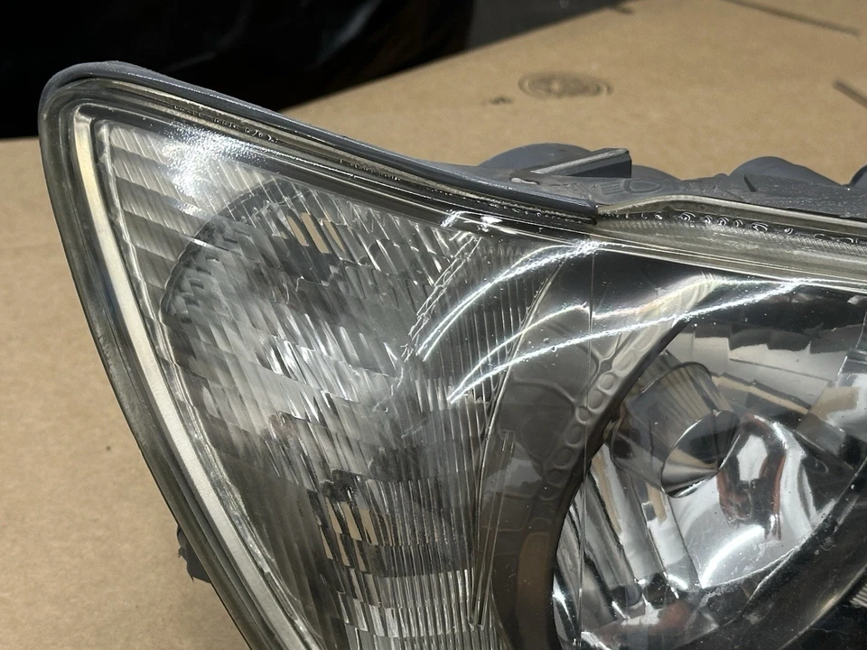 Lexus IS300 2004 OEM carcasa de titanio carcasa de faro lateral derecho del pasajero Foto 2 de 4