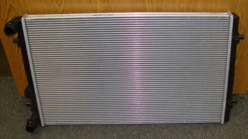 Radiador Valeo para Volkswagen Jetta Golf Audi TT Quattro Foto 3 de 4