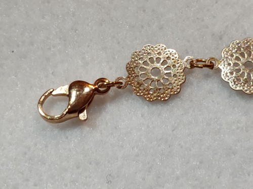 Pretty Vintage - Gold Tone Flower Like Choker Necklace - 10 mm Wide x 14 in Long - Picture 3 of 6