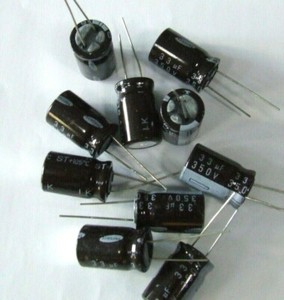 CONDENSATORE RADIALE ELETTROLITICO 1MF MICRO FARAD 100 VOLT POL.