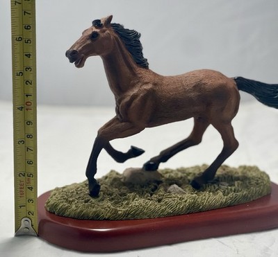 Running Horse Figurine Resin Statue Wildlife Farm Animal Home Decor