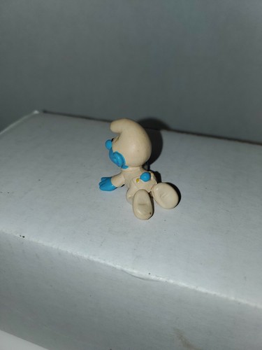 Smurfs 20179 Baby Smurf Rattle & White Pajamas Vintage Figure Toy PVC Figurine - Picture 2 of 3