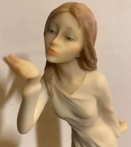 Studio Collection by Veronese Design Young Lady Air Kiss Statuette ~ 10,5" groß - Bild 19 von 22