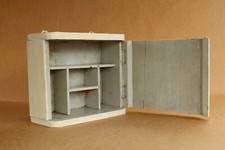 Antiguo cofre médico de madera vintage de primeros auxilios estante de pared armario años 40