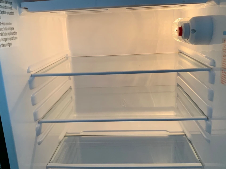 Refrigerador Magic Chef MCBR440S2 4,4 pies cúbicos con congelador, fresa, estante para refrescos! Foto 3 de 4