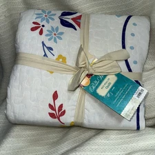 The Pioneer Woman Mazie Medallion Quilt King Size NWT
