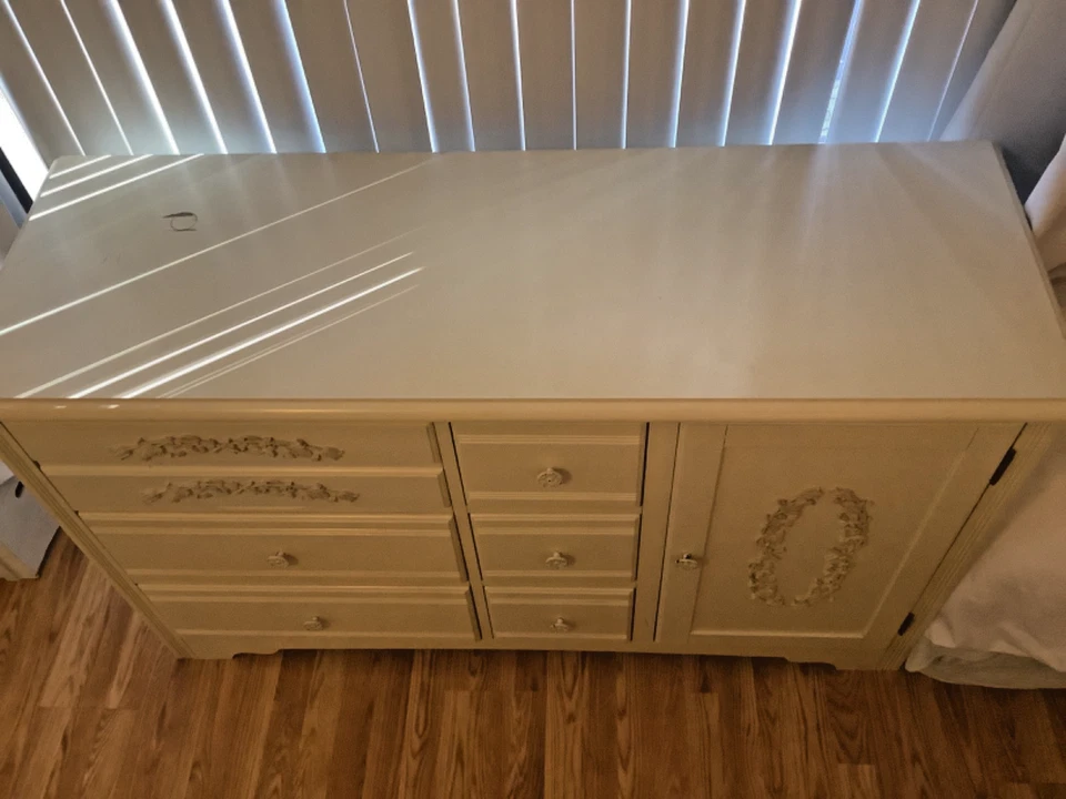 Cómoda floral blanco roto con diseños florales y tiene 6 cajones con un armario. Foto 4 de 4