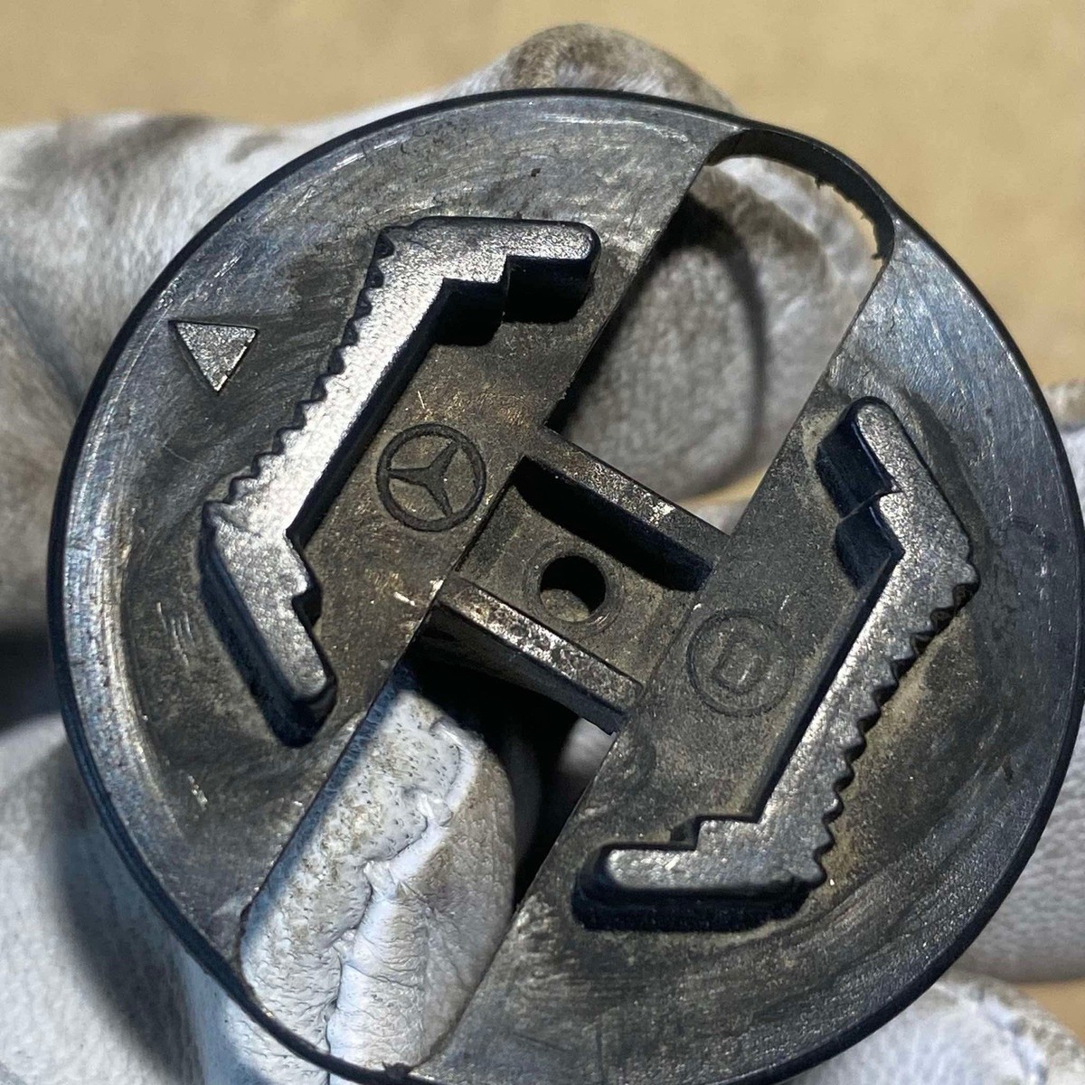 Mercedes-Benz W124 OEM Headlight Fastener Clip Set Of 2x