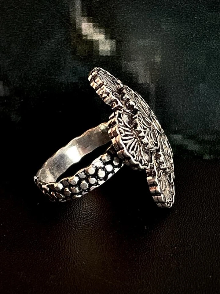 Anillo de acero inoxidable con patrón de flores de plata oxidada Foto 2 de 4