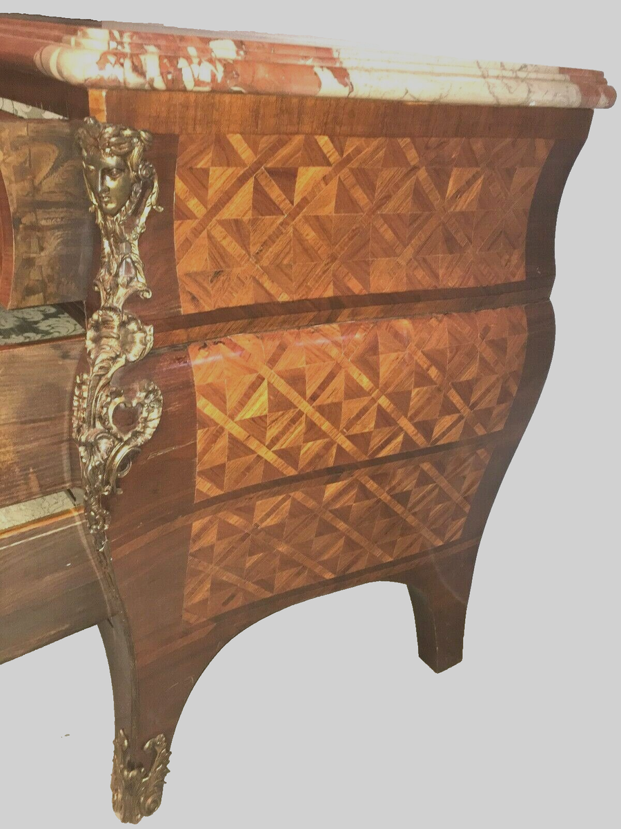 Commode Galbée, époque Louis XV, Marqueterie, Bronze Doré