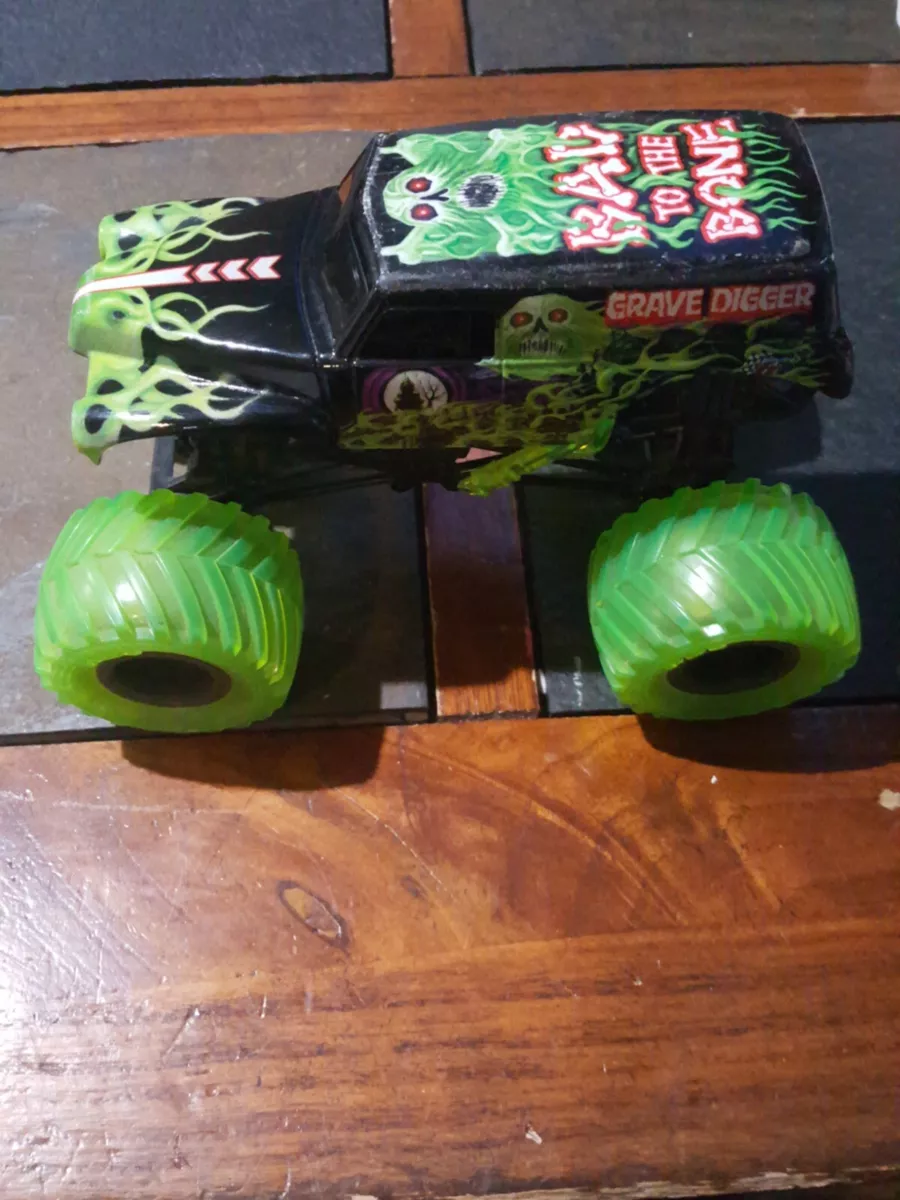 GRAVE DIGGER GREEN TIRES MONSTER JAM TRUCK 1 24 BIG DIECAST HOT