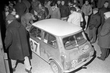 Paddy Hopkirk Ron Crellin Mini Cooper S 1968 Rally Car Old Photo 8