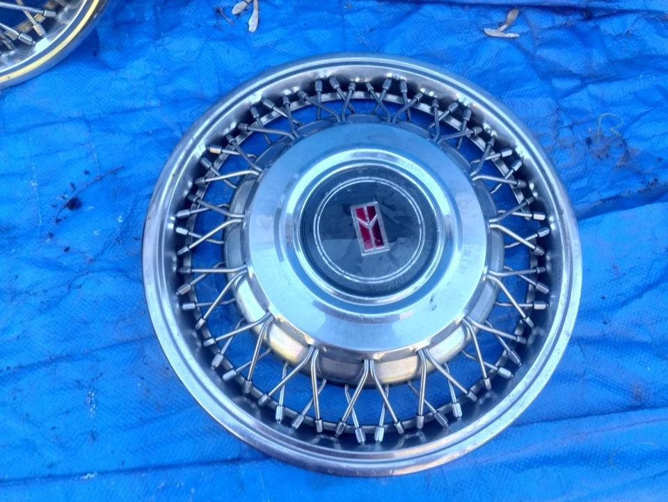 Oldsmobile Delta 88 1989 1990 1991 14" pulgadas cable radios tapacubos cubierta de rueda en muy buena condición Foto 4 de 4