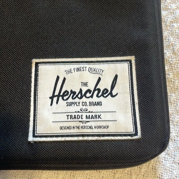 Herschel Tablet Ipad Accesorios Estuche Negro con Borde Blanco 7 x 10 Foto 3 de 4