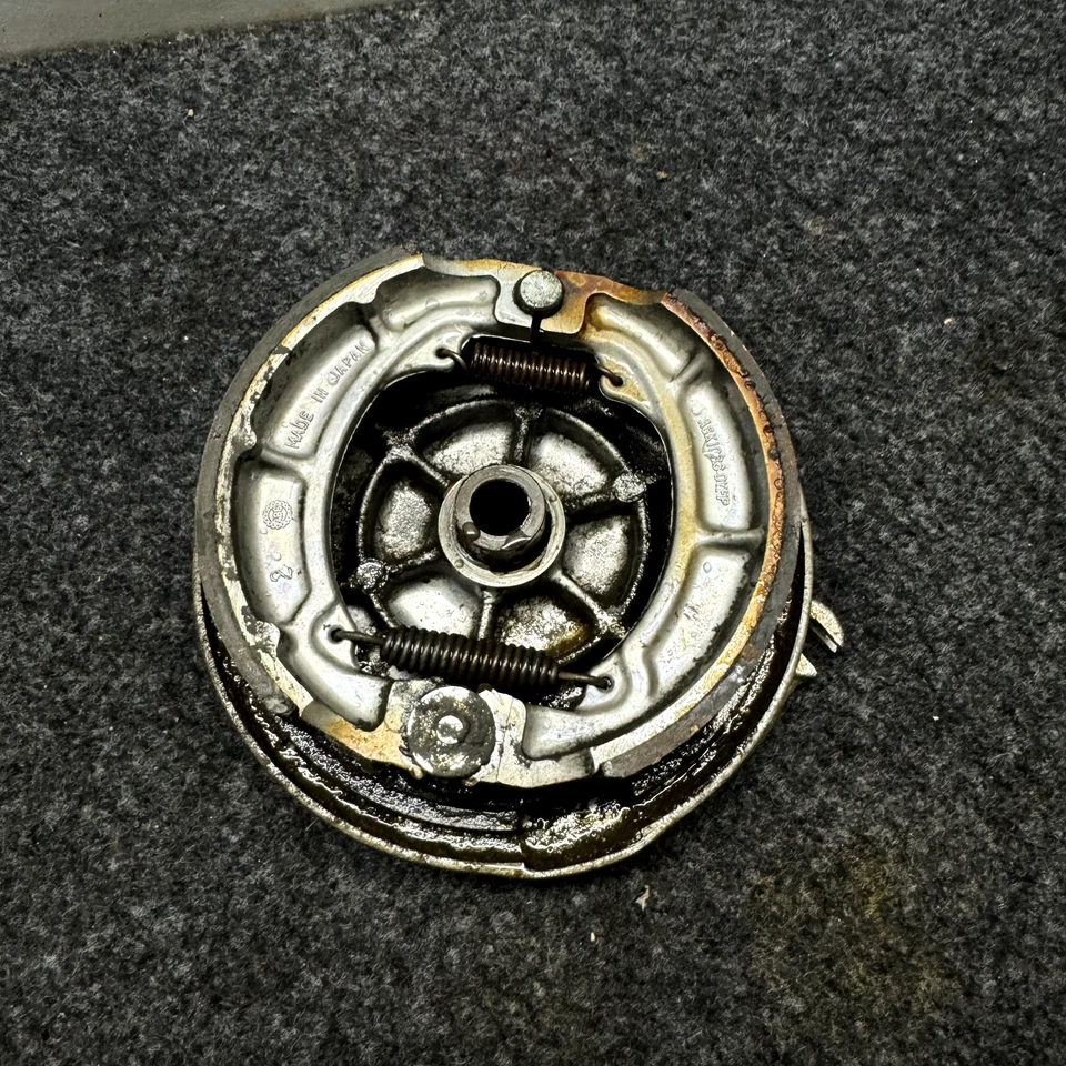 76-77 Kawasaki KE175 125 OEM TAMBOR FRENO DELANTERO BUJE ZAPATAS ACTUADOR PALANCA BRAZO PASTILLAS Foto 2 de 4