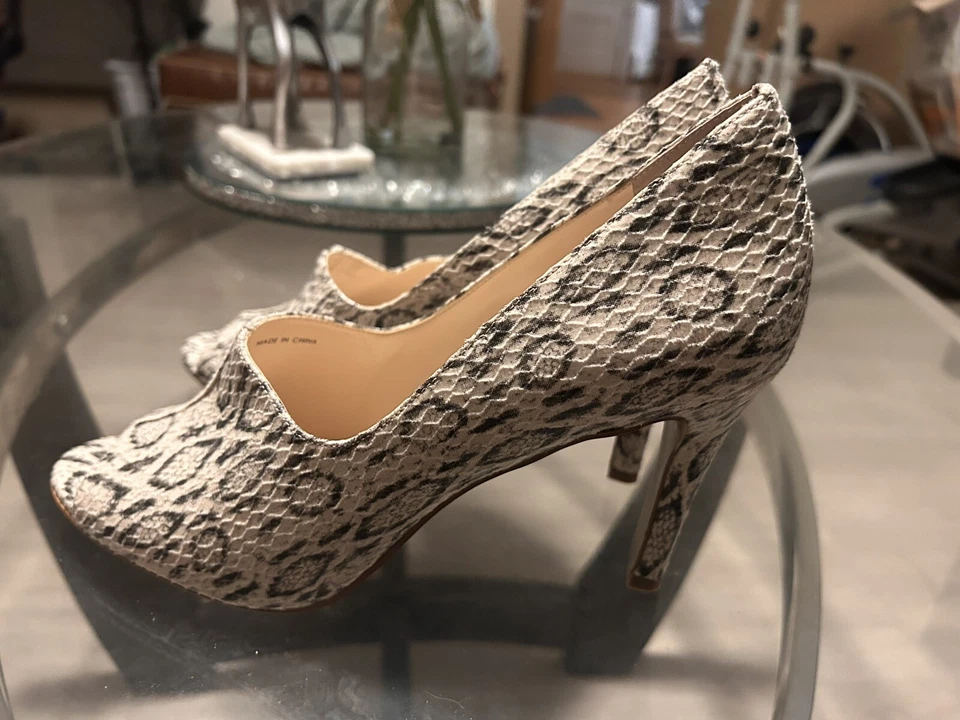 Zapatos de tacón Tahari Walden 9,5 estampado de serpiente punta abierta zapatos sin cordones Foto 3 de 4