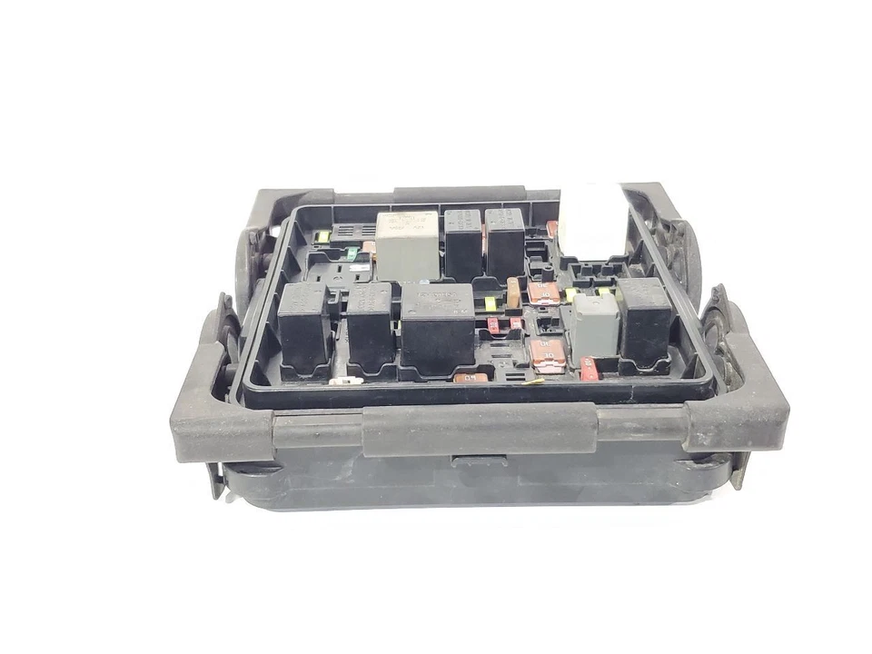 2014 2015 2016 2017 Chevrolet Caprice OEM Engine Fuse Box 92291798 - Image 4 of 4