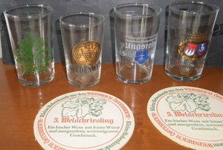 4 Gläser für Weinprobe und 4 Weindeckel