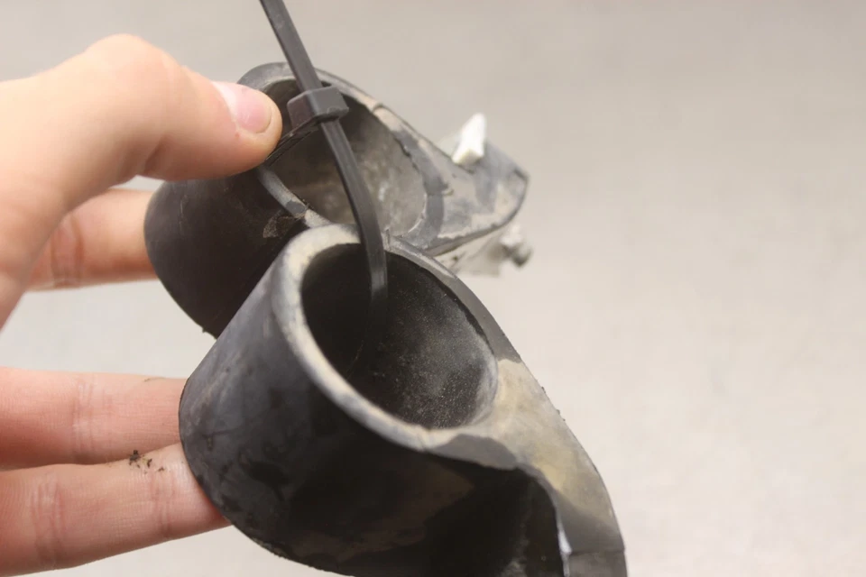 1980 Yamaha TT250 HEADLIGHT BULB MOUNTS Y859 - Image 4 of 4