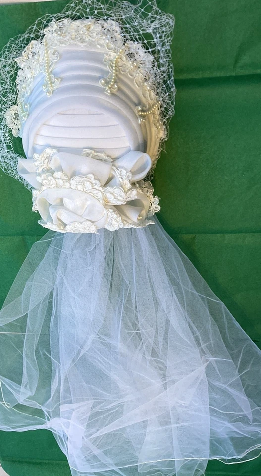 Tocado de encaje blanco vintage Pronuptia of Paris floral con cuentas velo de boda gorra Foto 2 de 4