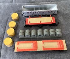 Lot of vintage Tyco HO Scale train Rail cars And Freight Train Pieces