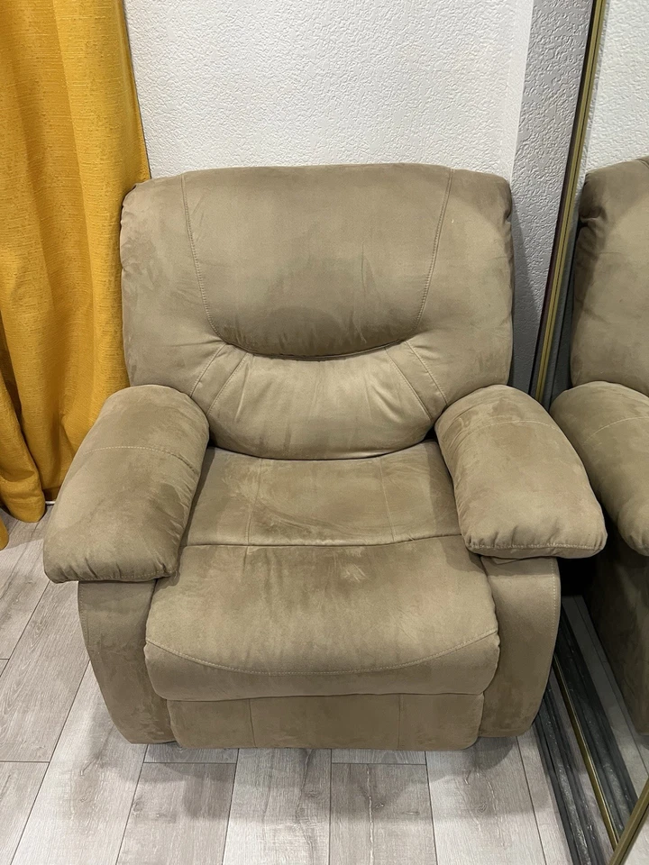 Acogedora silla reclinable bronceada Foto 2 de 3