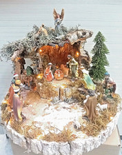Presepe artigianale con Personaggi h 9 cm Base in legno Diametro 40 x h 30 cm