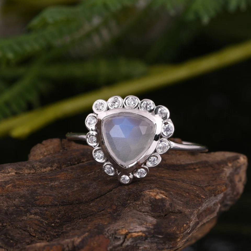 Великолепное помолвочное кольцо из белого золота 14 карат с треугольником и муассанитом - Изображение 2 из 4