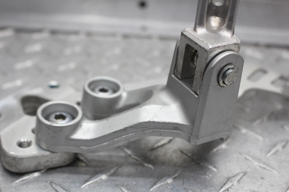 Suzuki GSXR600 2006 reposapiés delantero izquierdo clavija paso a paso Foto 4 de 4