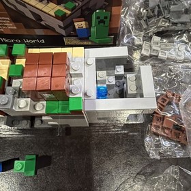 2012 LEGO 21102 Minecraft Micro World w/ Steve & Creeper Incomplete 