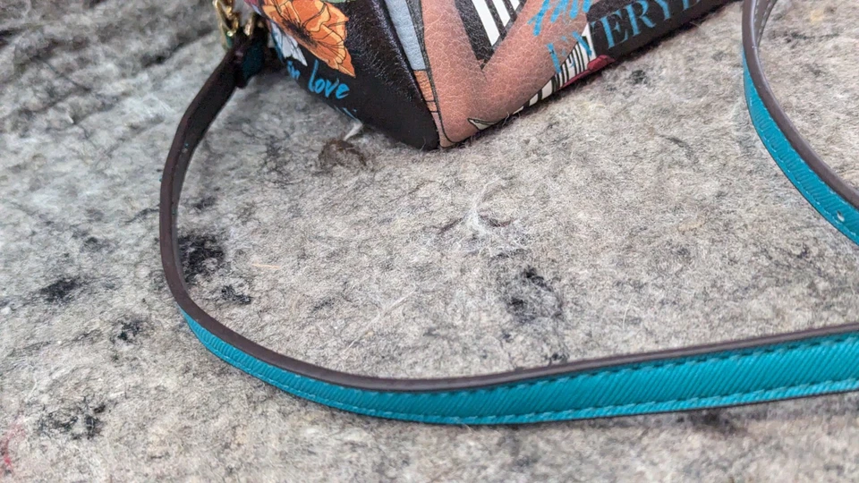 Bolso Bandolera Cartera Nicole Lee U.S.A. "Fall in Love Everyday" Emily in Paris Foto 2 de 4