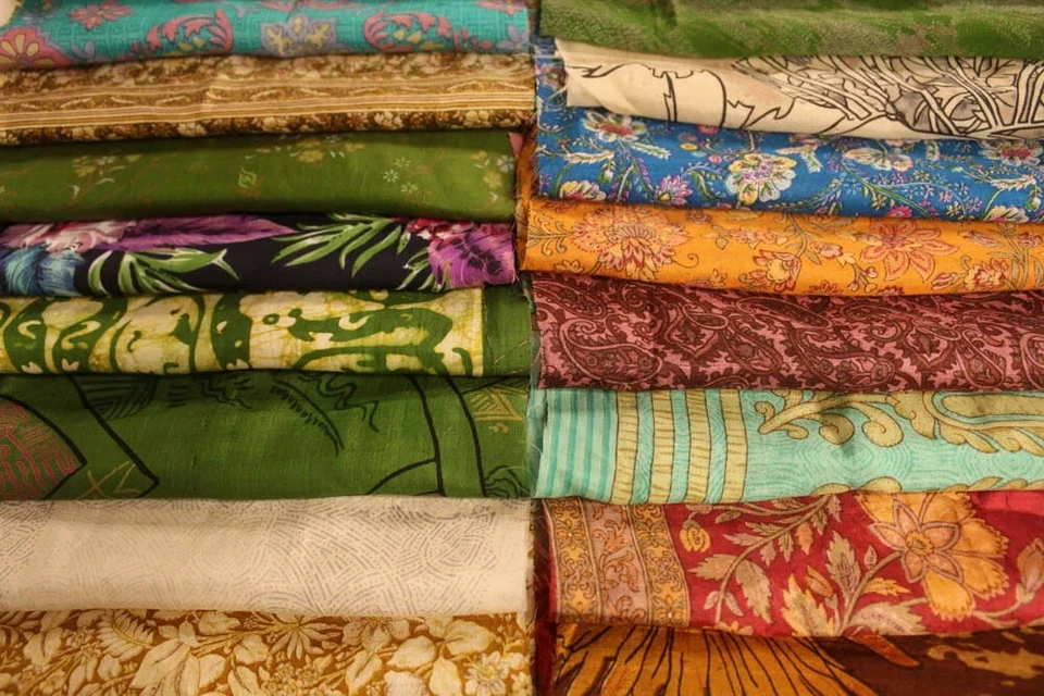 Huge Lot 100% Pure Silk Vintage Sari Fabric remnants scrap Bundle Quilting SL3 - Image 2 of 4