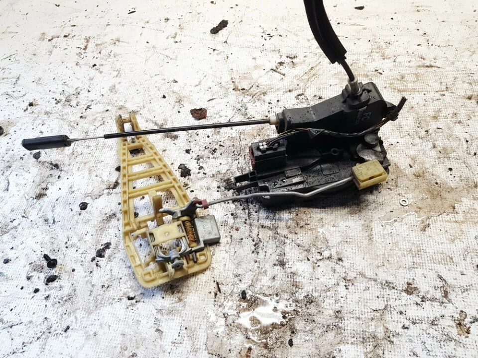 613556841 6-1355684-1 Door Lock Mechanism - front right side for 