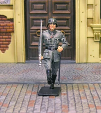 THE COLLECTORS SHOWCASE WW2 GERMAN NORMANDY CS00724 GERMAN OFFICER MARCHING