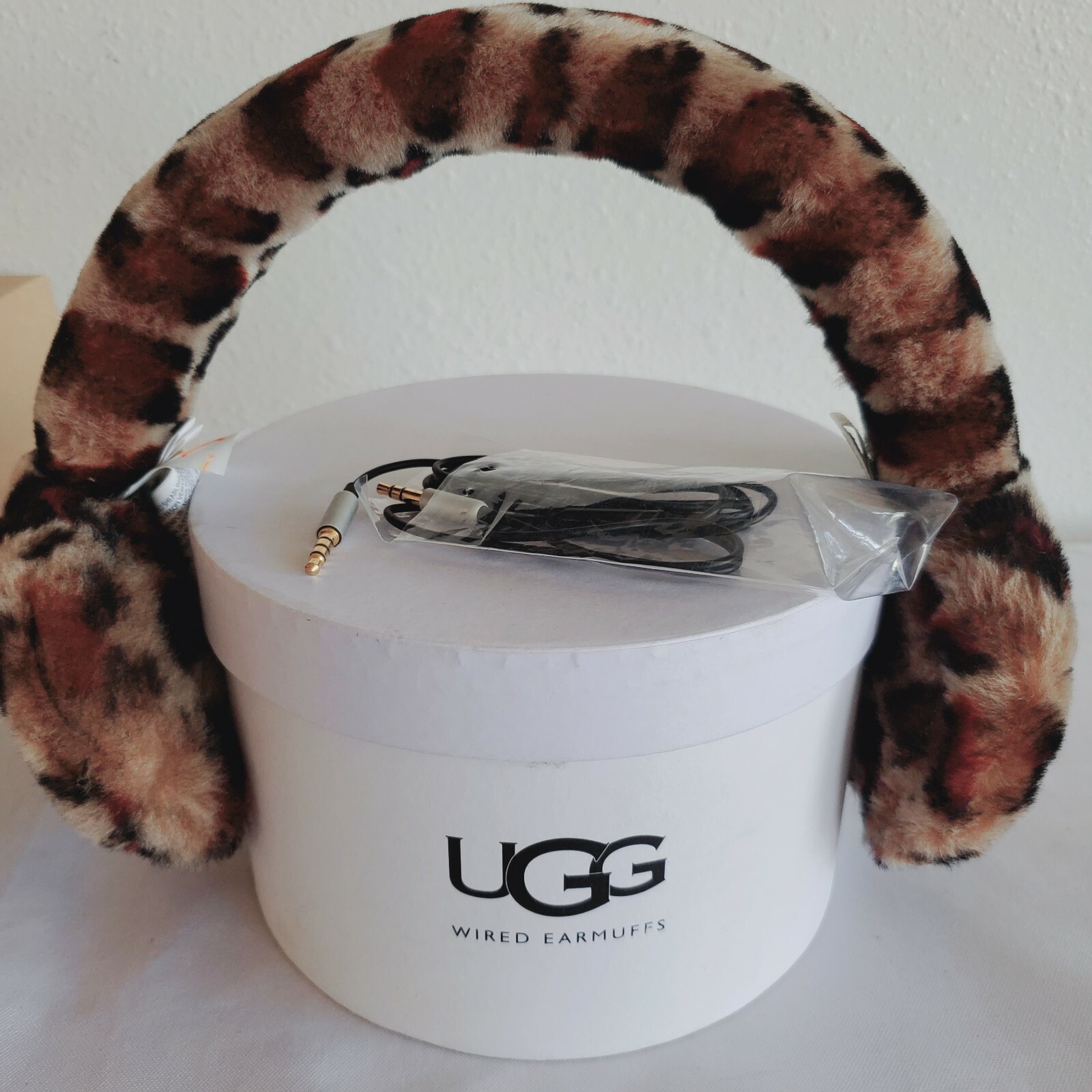 NEW O/S LEOPARD UGG EXPOSED SHEEPSKIN TECH WIRED SPEAKERS EARMUFFS