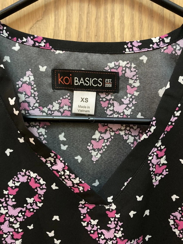 NWT Womens Koi Basics Scrub V-neck Top Breast Cancer Ribbon SIZE XS Black Pink - Image 4 of 4