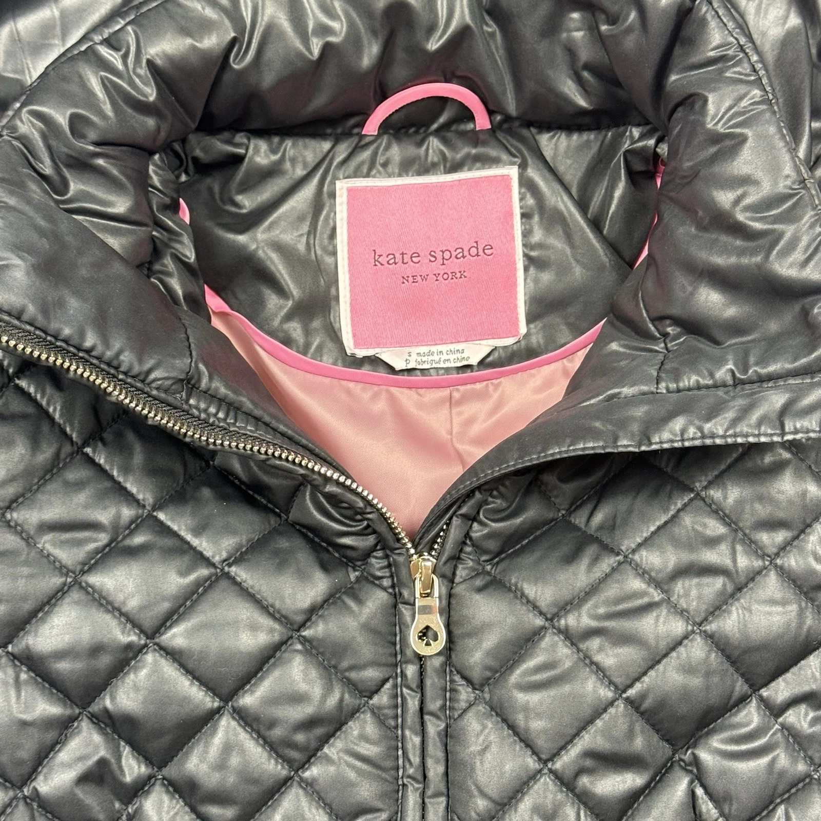 Giacca trapuntata Kate Spade NY con cappuccio rimovibile nera taglia Small