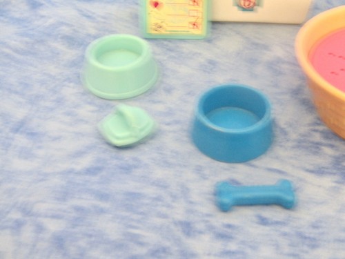 Barbie - Dog and Cat with Bowls, Bones, Brushes, Vet Bag/Chart & Bed w/Sounds! - Picture 3 of 9
