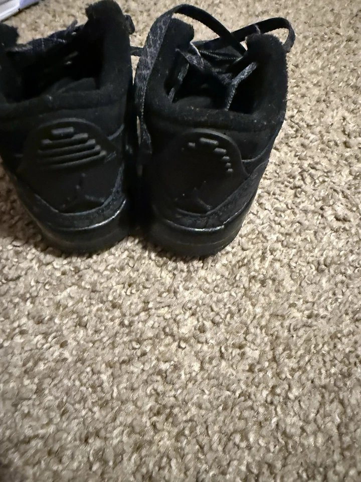 Jordan 3s negro talla 4.5c. Solo necesita una toallita, ¡¡en buen estado!! Viene con caja Foto 2 de 4