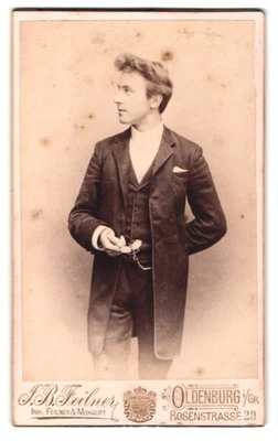Photographie J. B. Feilner, Oldenburg, Rosenstraße 29, homme élégant en... - Photo 1/2