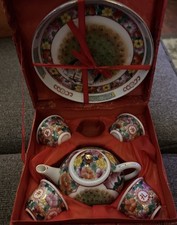 VINTAGE MINIATURE 7 PIECE CHINESE TEA SET IN SILK LINED BOX
