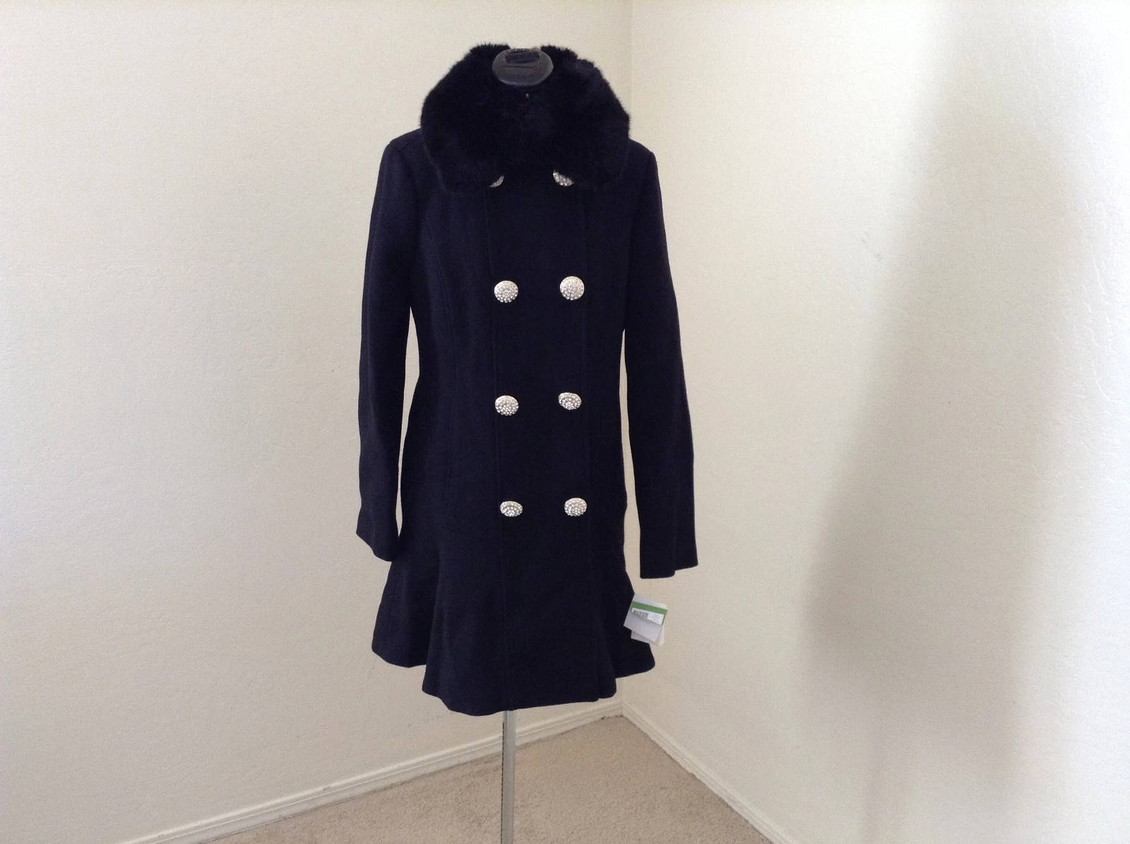 Collare pelliccia sintetica nuovo con etichette Kate Spade New York $498 doppiopetto gioiello bottoni*M