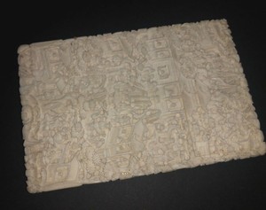 FINE ANTIQUE CHINESE EXPORT DEEP CARVED FIGURAL SCENE CARD CASE BOX