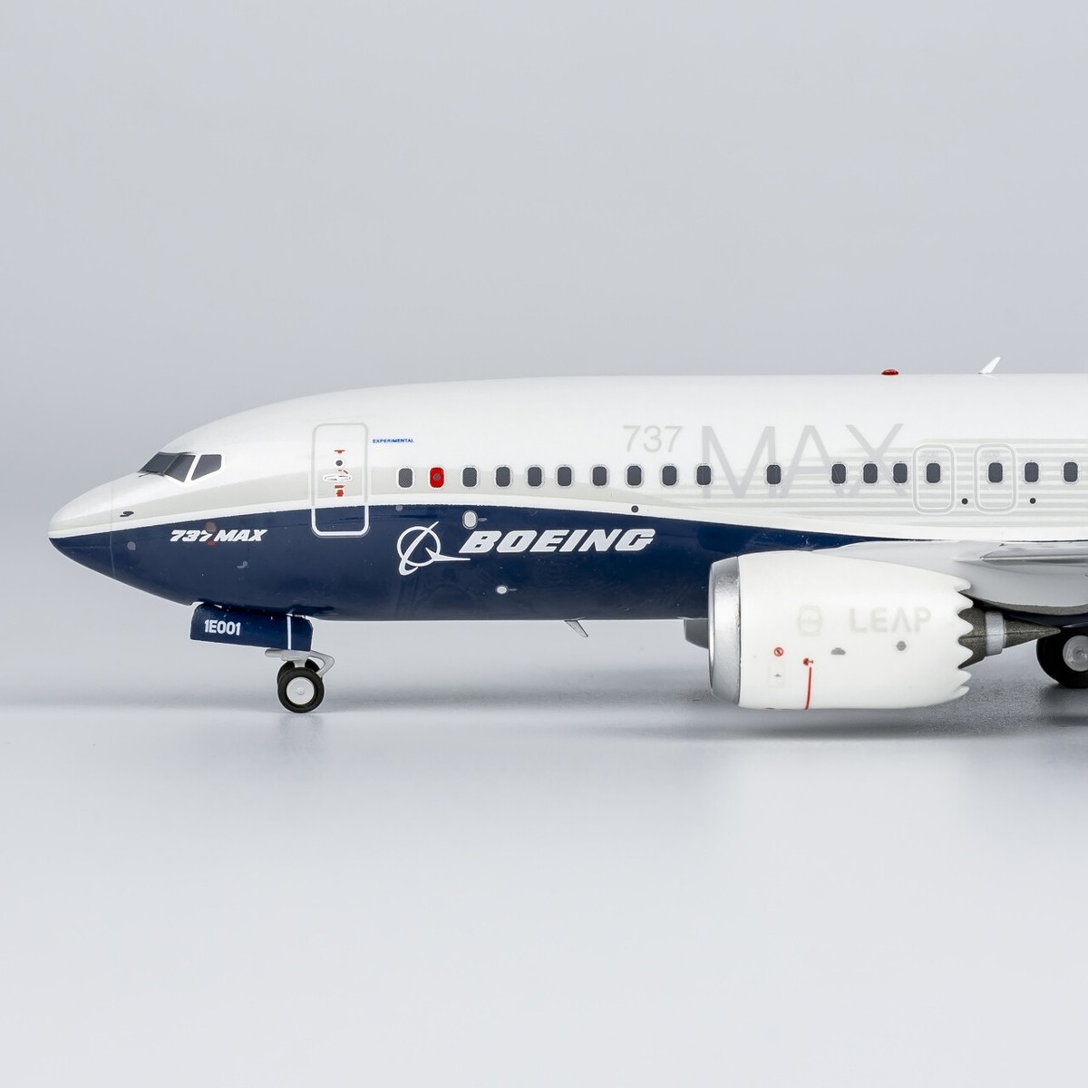 Boeing ボーイング　737MAX 1/200 モデルプレーン Amazon.com: Boeing Unified 737 MAX 8 1:200 Model : Arts