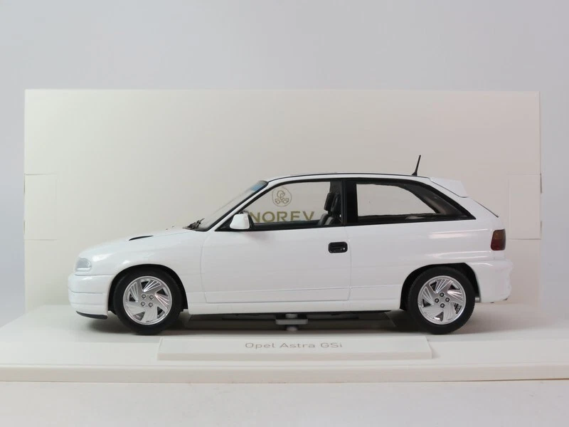Norev Opel Astra GSi Casablancaweiss 1991 1/18 183673 - Immagine 3 di 4