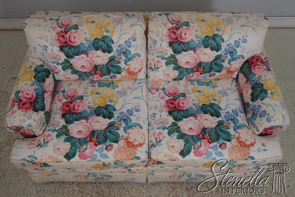 Sofá loveseat pequeño con estampado floral HENREDON Foto 3 de 4