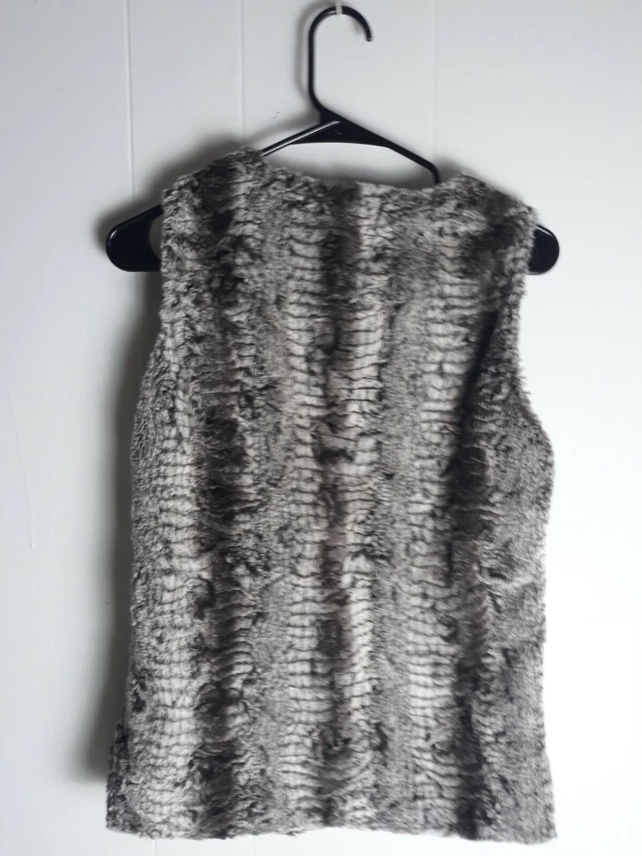 Chelsea & Violet Faux Fur Hook Button Vest Womens Size Small - Image 4 of 4